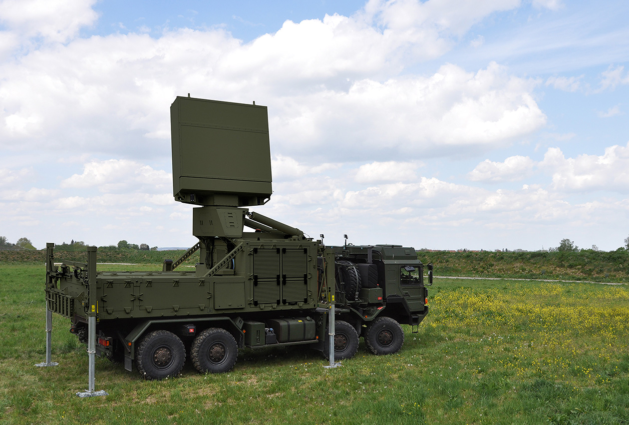 Foto des TRML-4D Radars auf einem Militärfahrzeug